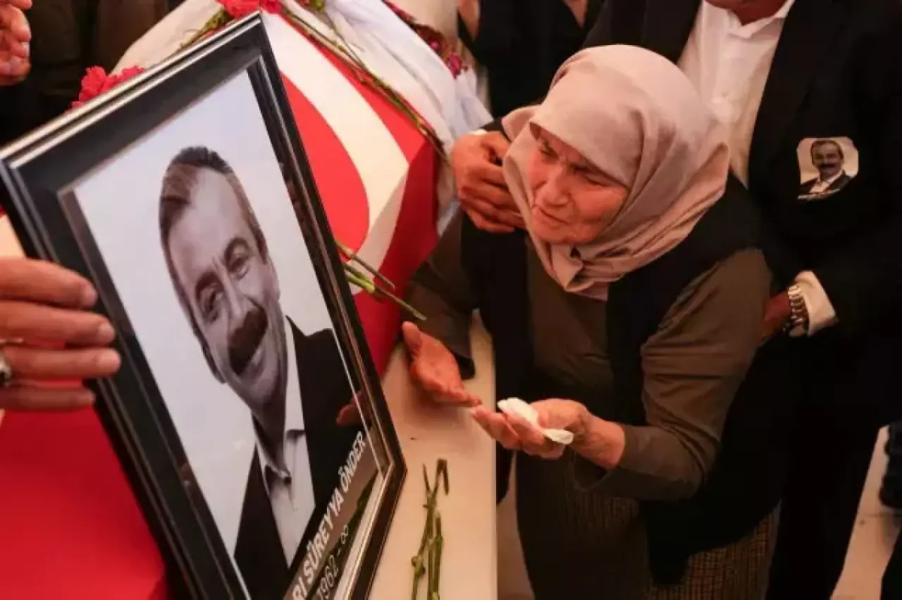 Sırrı Süreyya Önder'e Son Veda: Binlerce Kişi AKM ve Camide Buluştu 2