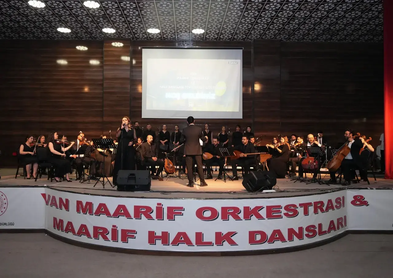 Van’da sanat şahlandı! Öğrenciler sahnede, öğretmenler sayfada 1