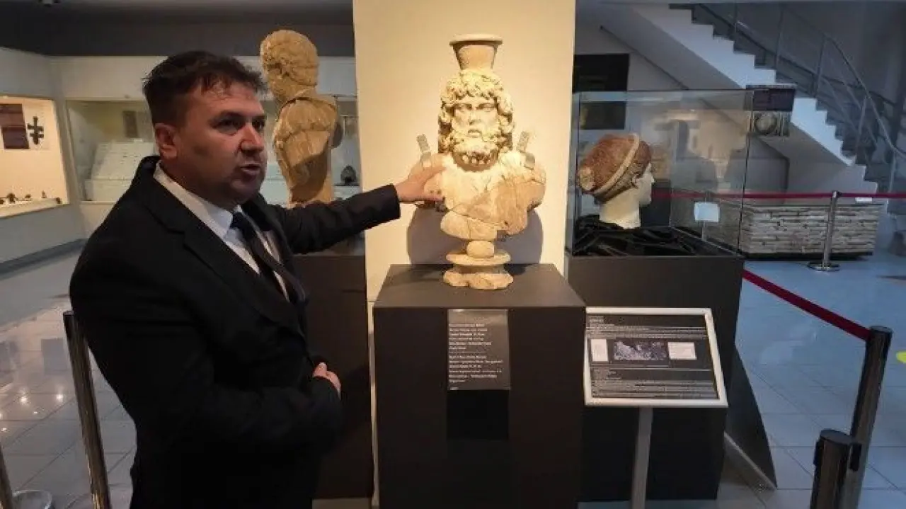 Zeus Büstü Müze Haftasında Sahne Aldı ! 2