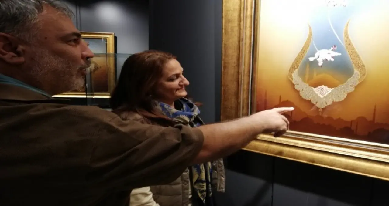 Gelenek ve Modernizmin Buluşması: Lale Motifli Sergi Sanatseverleri Bekliyor! 3