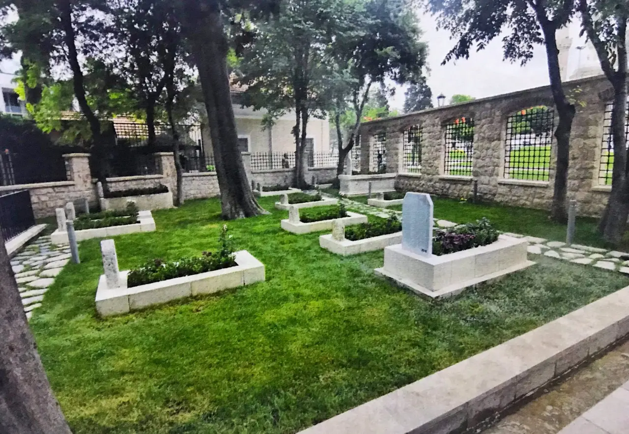 Fethin İlk Şehitliği En Uzun İsimli Camiyle Yan Yana 4