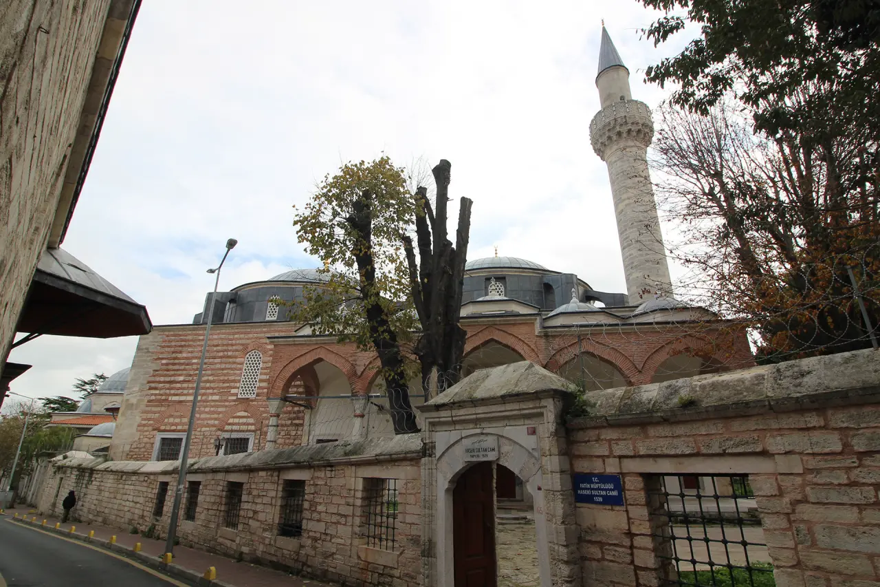 Hem İmarethane Hem Medrese Yapısını Bünyesinde Bulunduruyor Haseki Sultan Camii 4