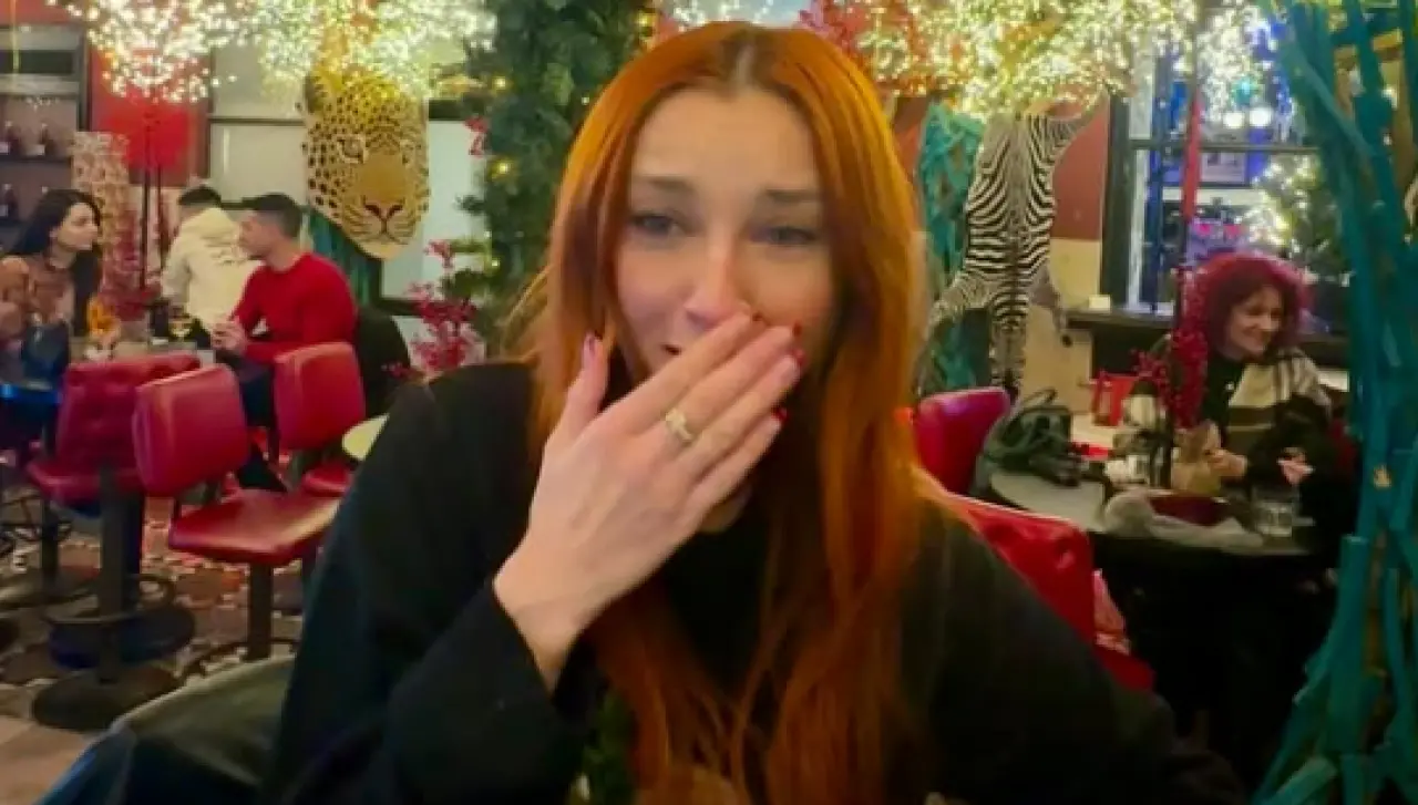 Güliz Ayla Kaç Yaşında, Kimdir, Kiminle Sevgili, Aslen Nereli, Ünlü Sanatçının Hayatı ve Biyografisi? 2