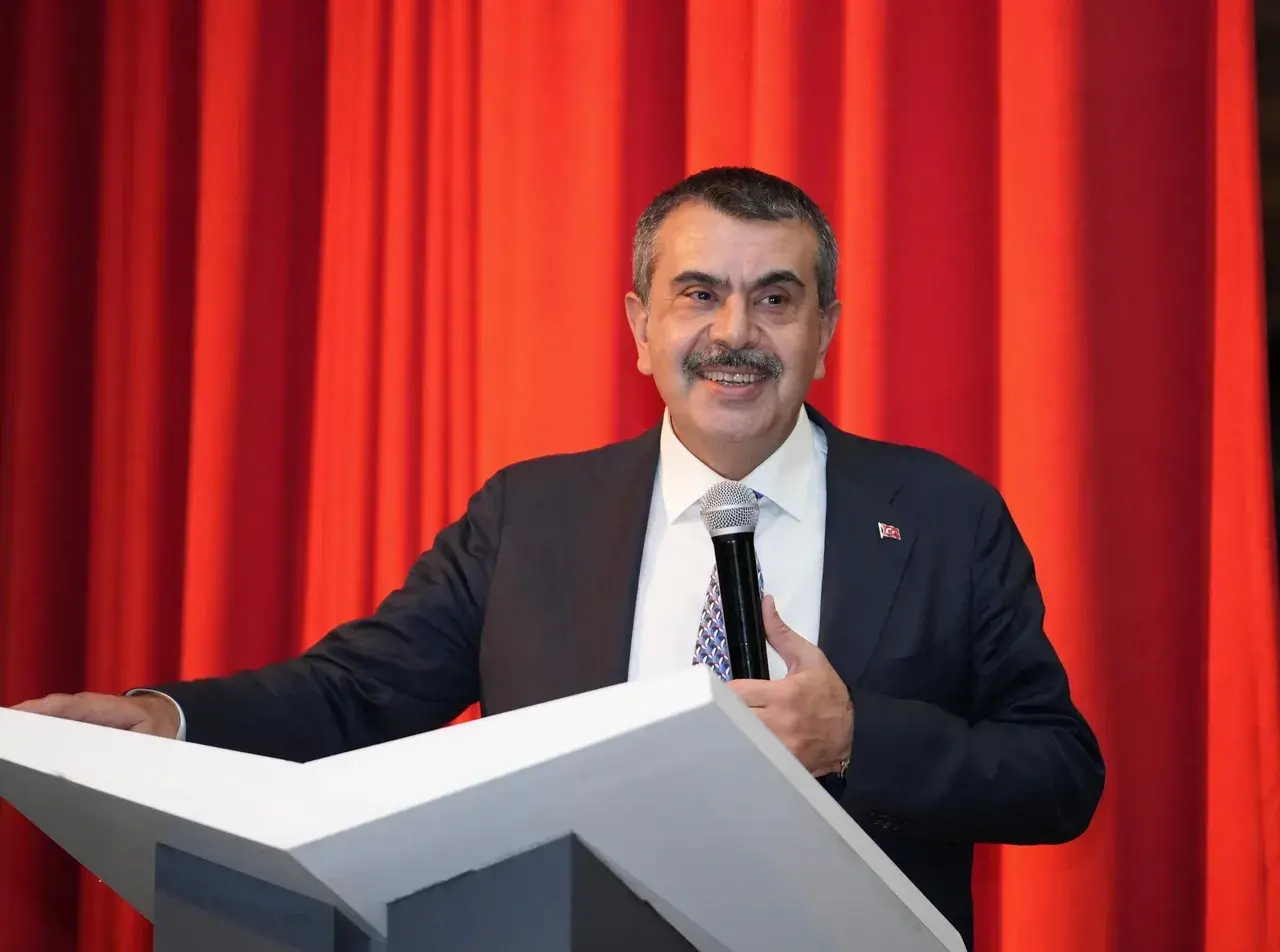 Van’da sanat şahlandı! Öğrenciler sahnede, öğretmenler sayfada 2