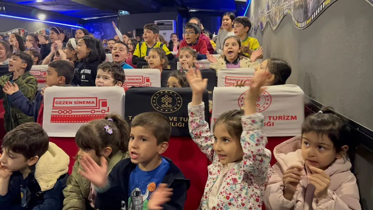 İlk Kez Sinema Gören Çocukların Gözyaşları: Gezen Sinema Türkiye’yi Dolaşıyor 5