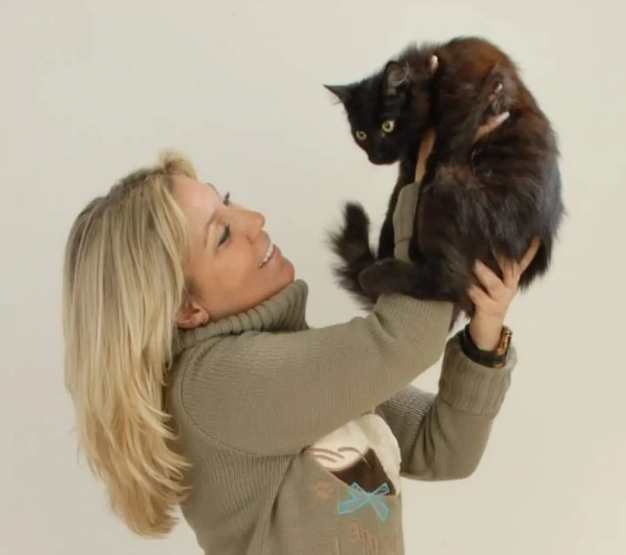 Esmer Kedi Cafer Altın Melek Ödülü’nü Aldı, Patisi Müzedeki Yerini Aldı! 3