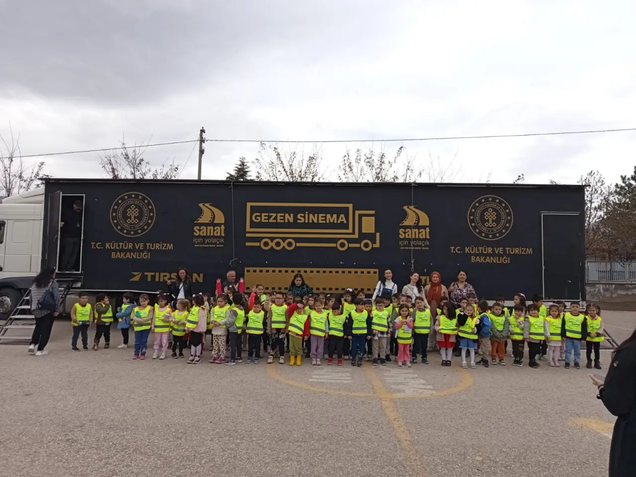 İlk Kez Sinema Gören Çocukların Gözyaşları: Gezen Sinema Türkiye’yi Dolaşıyor 1