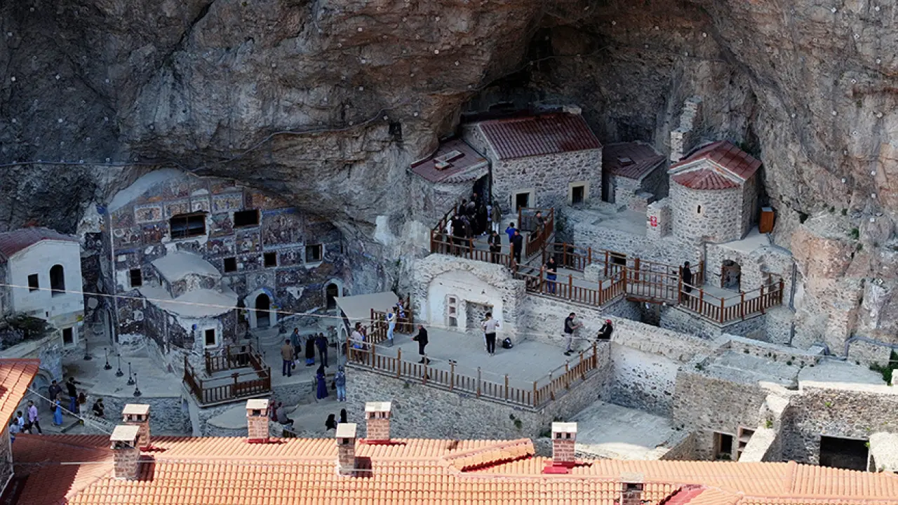 48 Bin Ziyaretçiyle Sümela Manastırı Yaz Sezonunu Açtı 3