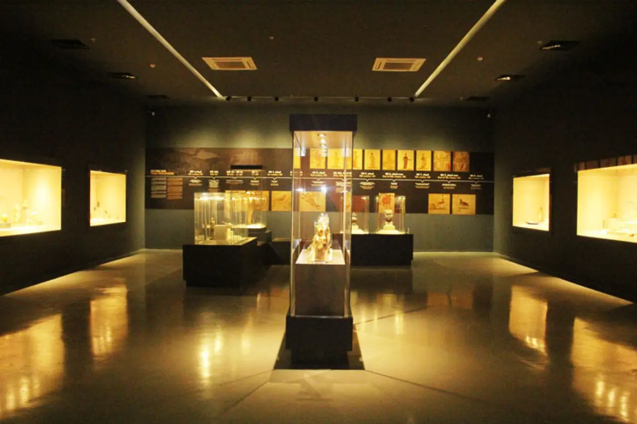 Efes Müzesi'nde Zaman Yolculuğu: 3500 Yıllık Eserler ve Yeni Sergi ile Büyüleyen Deneyim! 2