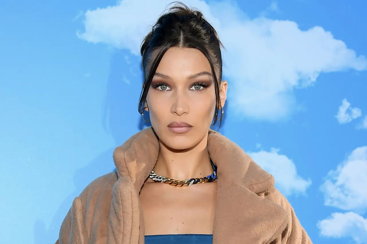 Bella Hadid Filistin'li Hayranına Sarılarak Gözyaşlarını Sildi 1