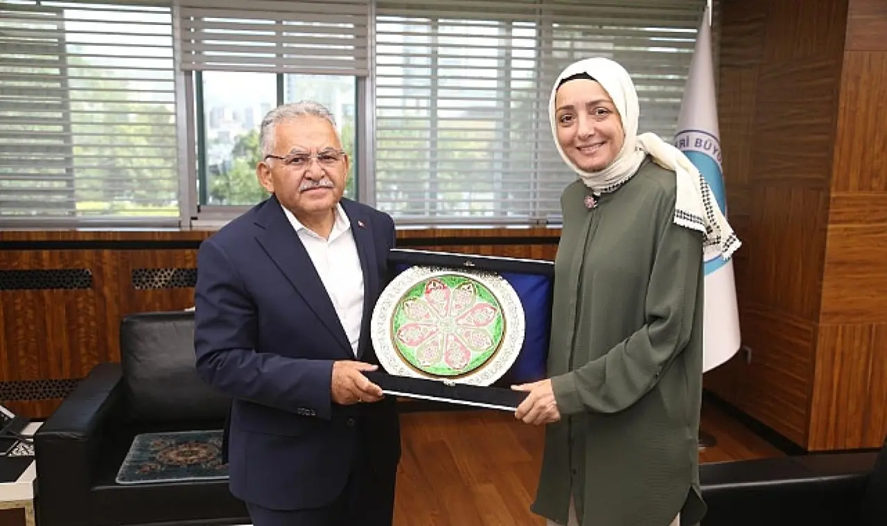 Saadet Oruç Kimdir, Aslen Nereli, Kaç Yaşında? İşte Hayatı, Kariyeri ve Merak Edilenler 5