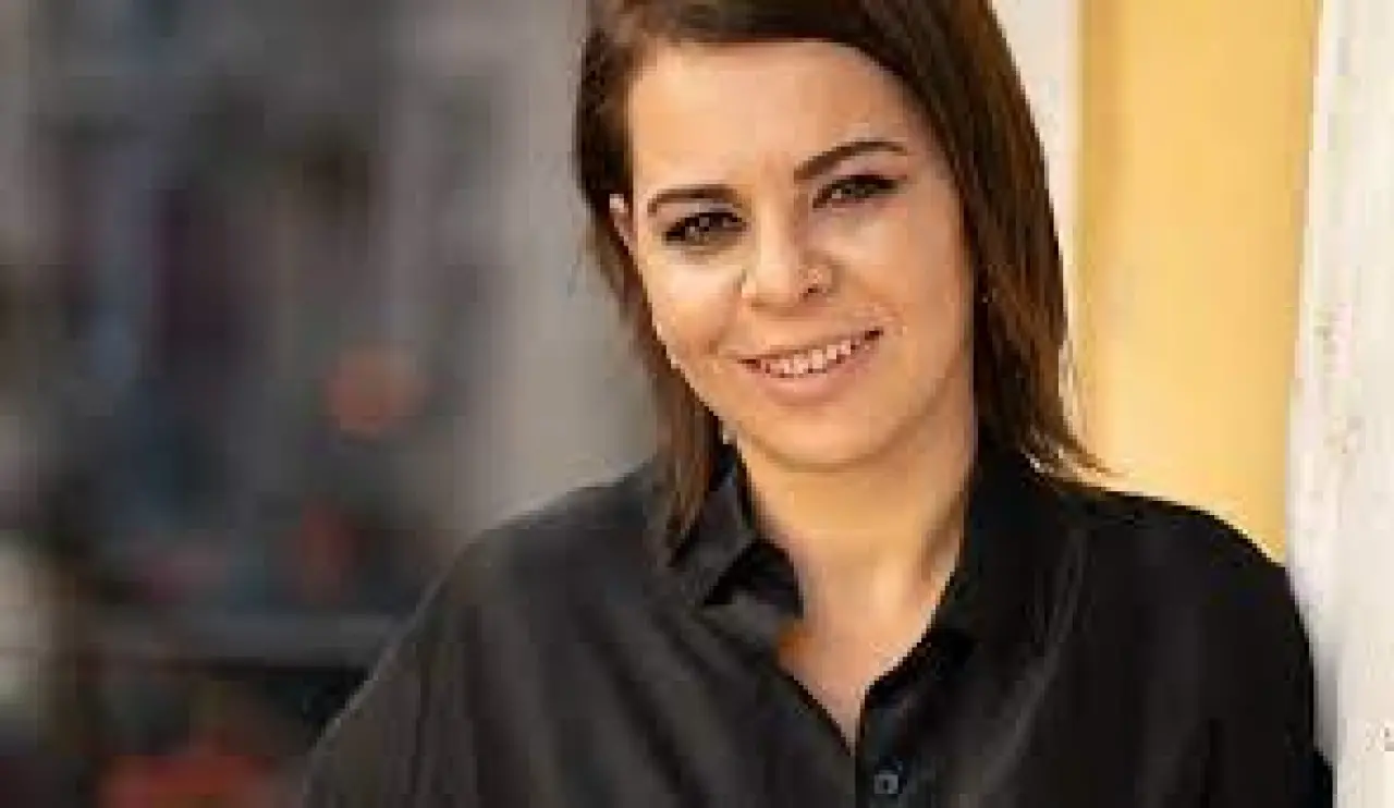 Yönetmen Zeynep Günay Tan Kimdir? Kaç Yaşında, Nereli, Kiminle Sevgili? Fırat Danış'la Aşk İddiaları 3