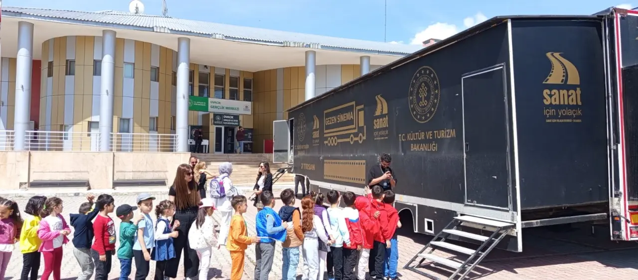 İlk Kez Sinema Gören Çocukların Gözyaşları: Gezen Sinema Türkiye’yi Dolaşıyor 2
