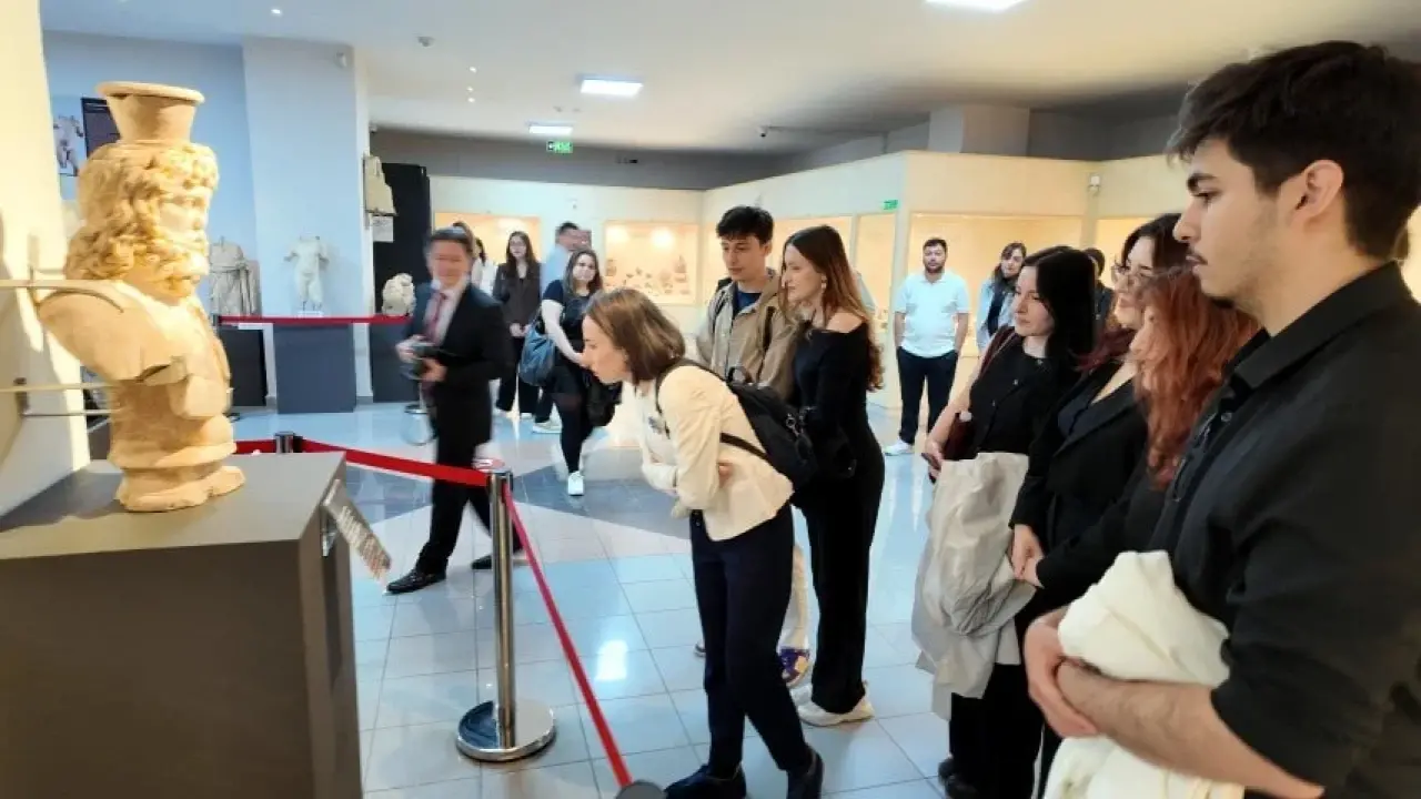 Zeus Büstü Müze Haftasında Sahne Aldı ! 3