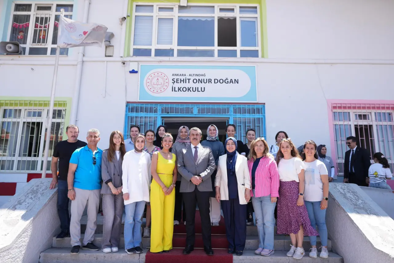 Bakan Tekin'den ilkokula şenlik gibi ziyaret 2