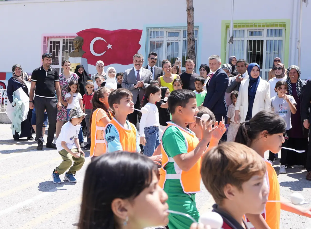 Bakan Tekin'den ilkokula şenlik gibi ziyaret 1