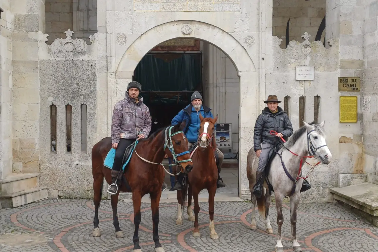 İspanya’dan Atla Yola Çıktılar, Kabe’de Noktaladılar 4