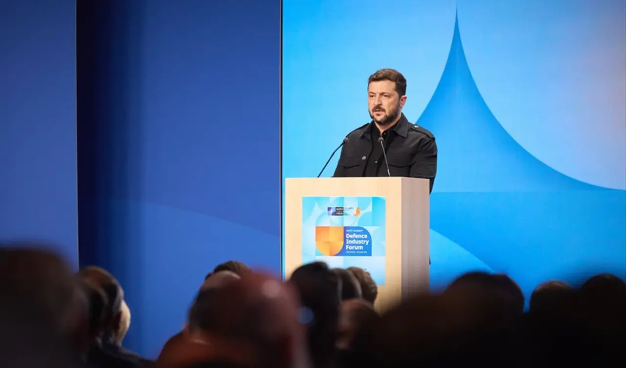 Zelenski’nin 4 yıl aradan sonra NATO’da giydiği takım elbise ne mesaj veriyor? 4