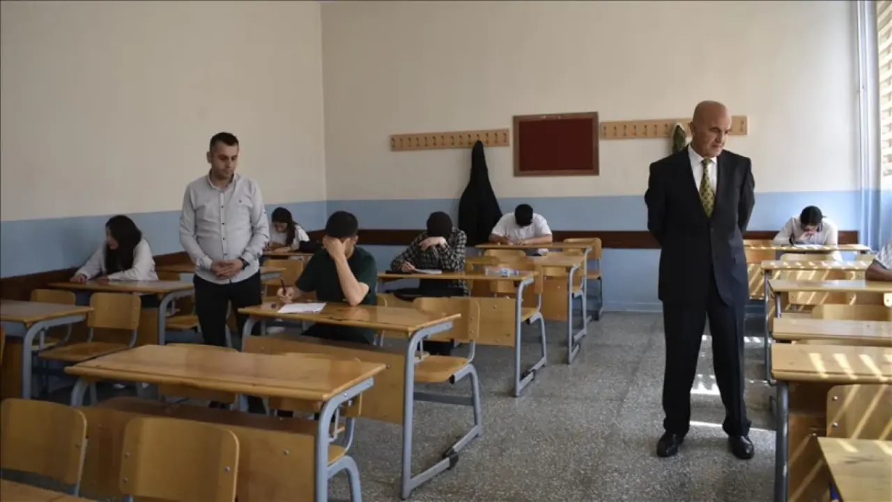 Öğrencileriyle aynı okulda çalışan öğretmen: 37 yıllık vefa 4