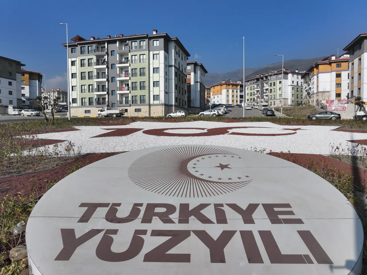 Deprem bölgesinde büyük başarı: 250 bin aile yeni yuvasına kavuştu! 8