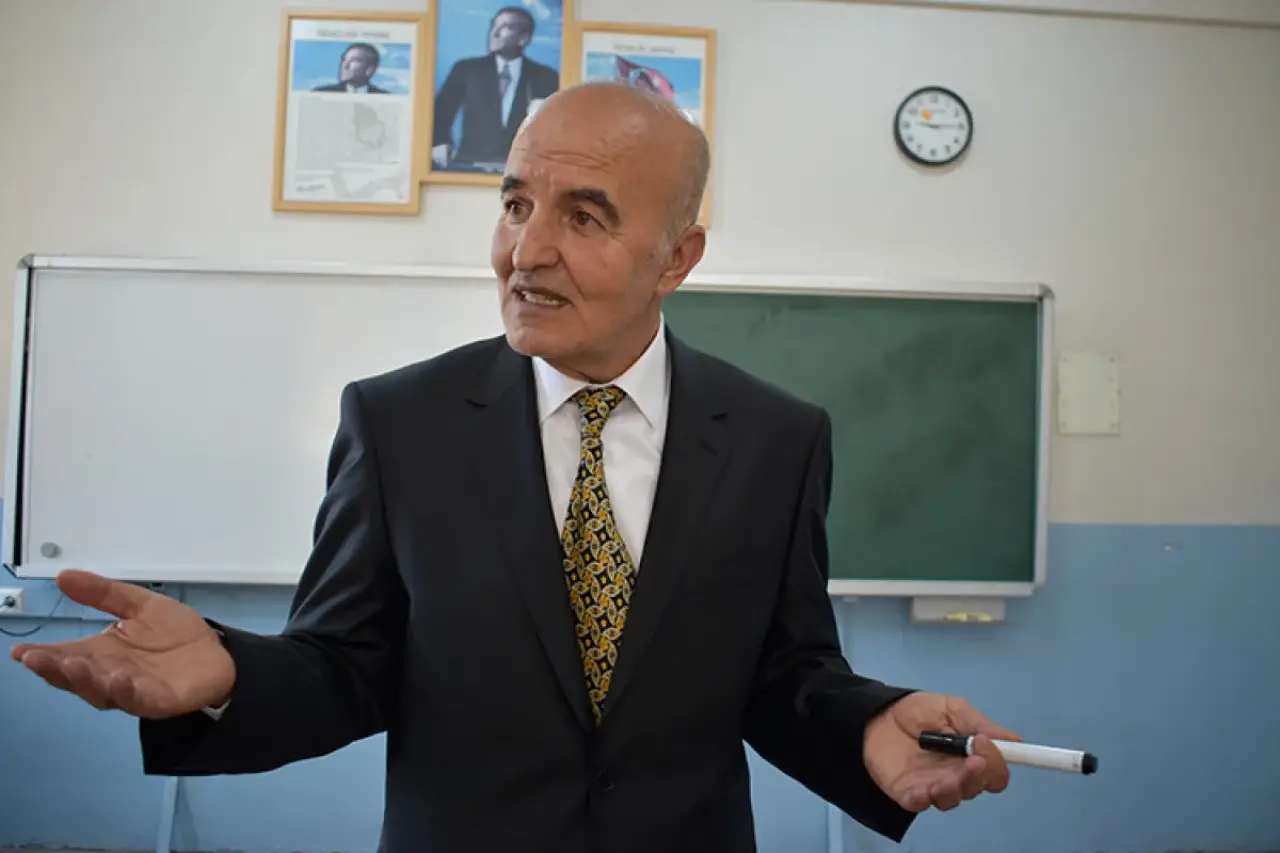Öğrencileriyle aynı okulda çalışan öğretmen: 37 yıllık vefa 1