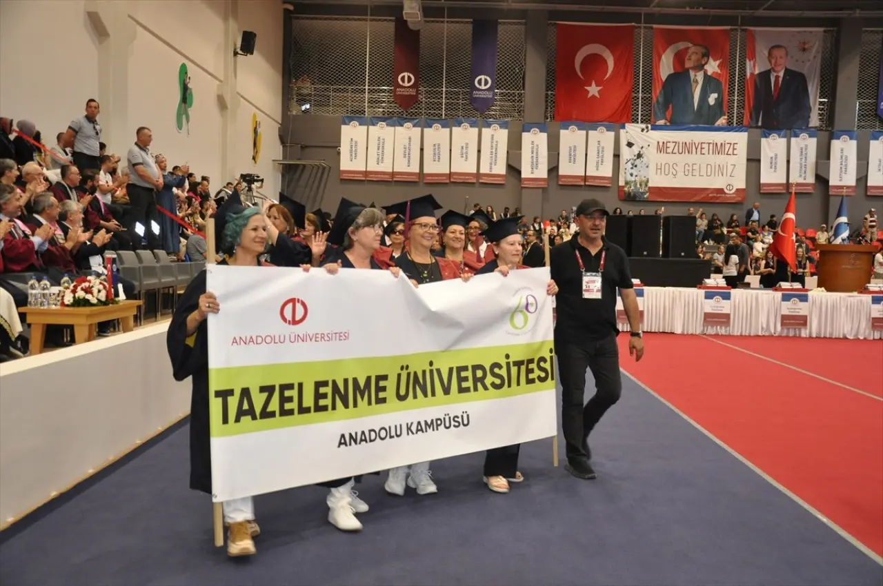 Anadolu Üniversitesi’nde her yaşa mezuniyet coşkusu 4