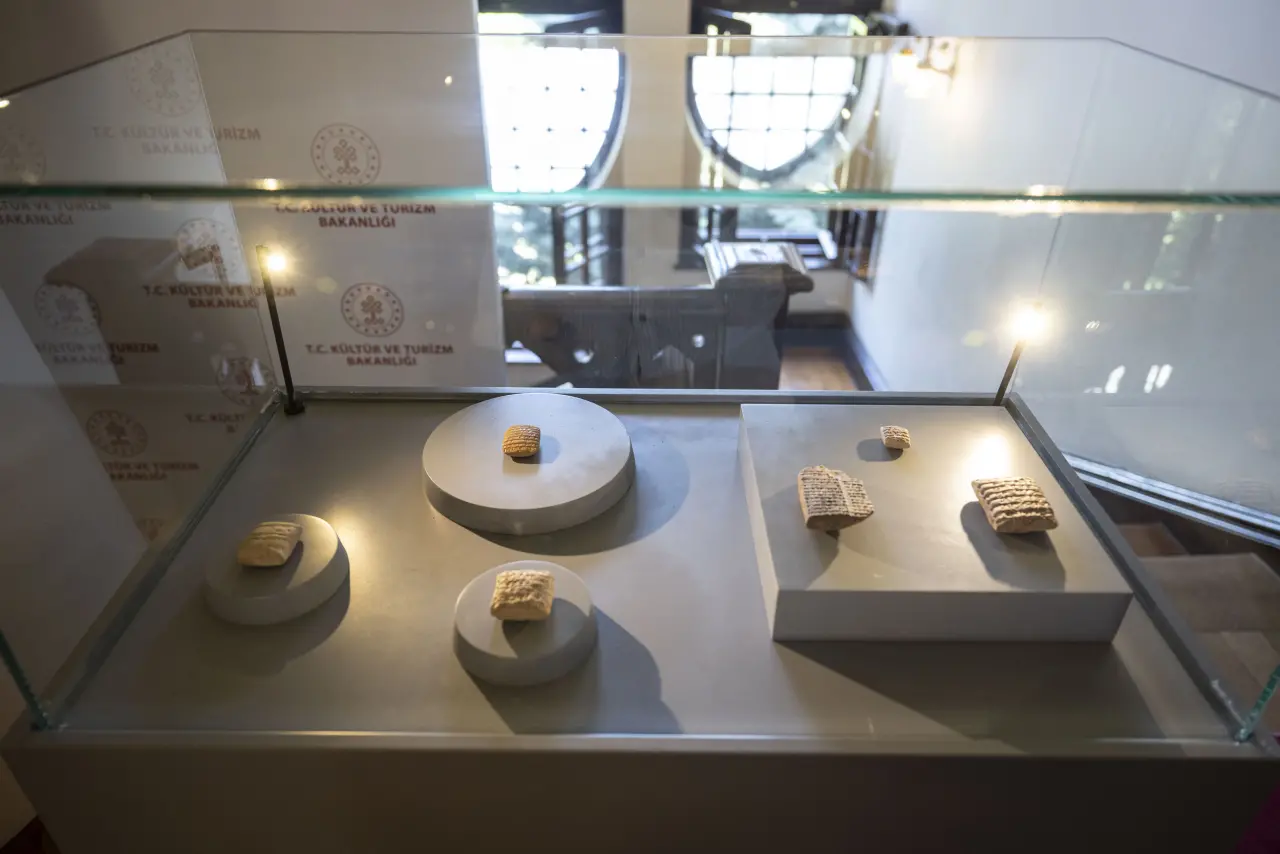 Türkiye’den Irak’a Tarihi İade: 6 Çivi Yazılı Tablet Resmen Teslim Edildi 3