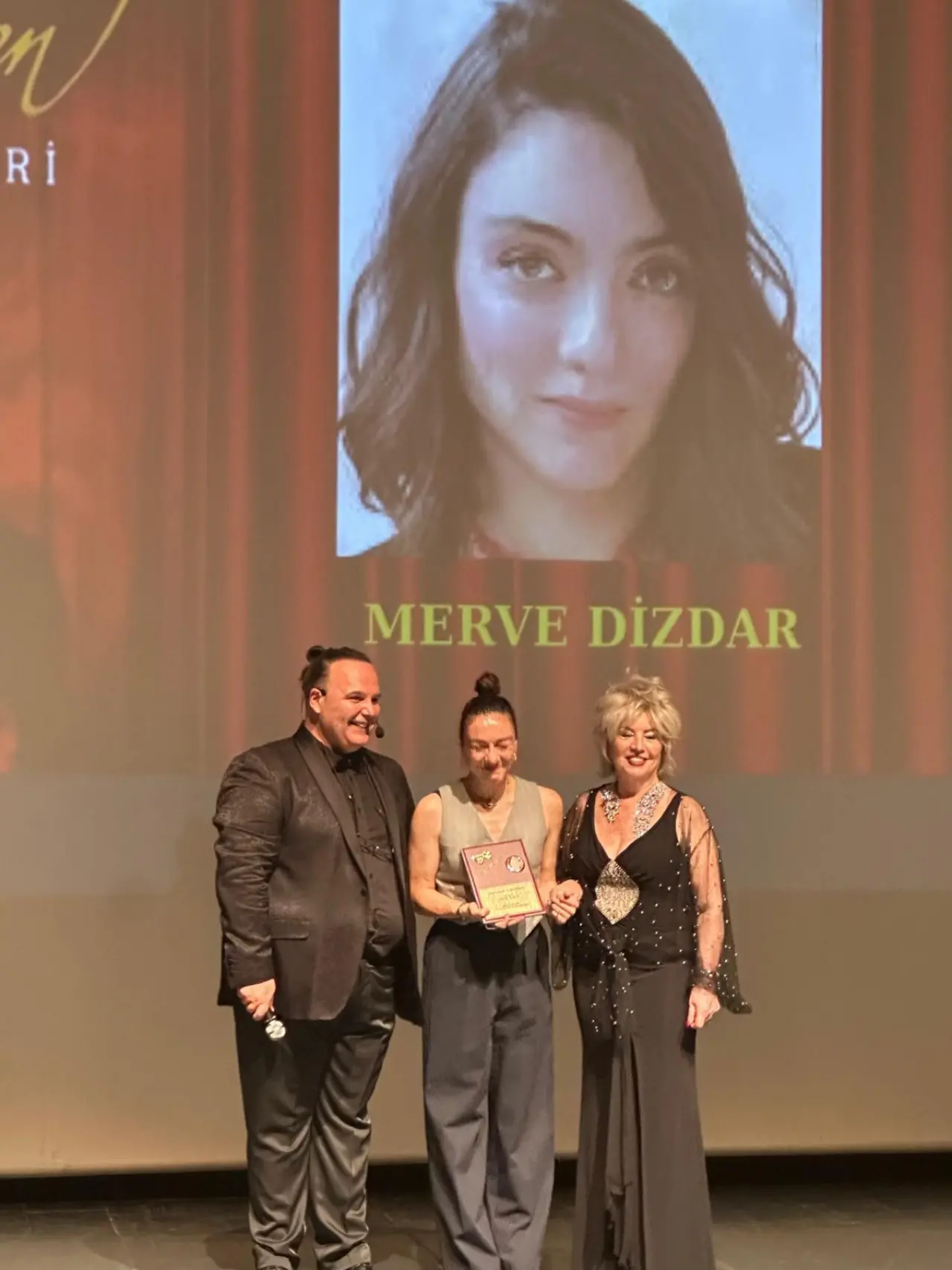 Tiyatroya umut aşılayan gece: 9. Üstün Akmen Ödülleri sahiplerini buldu! 2