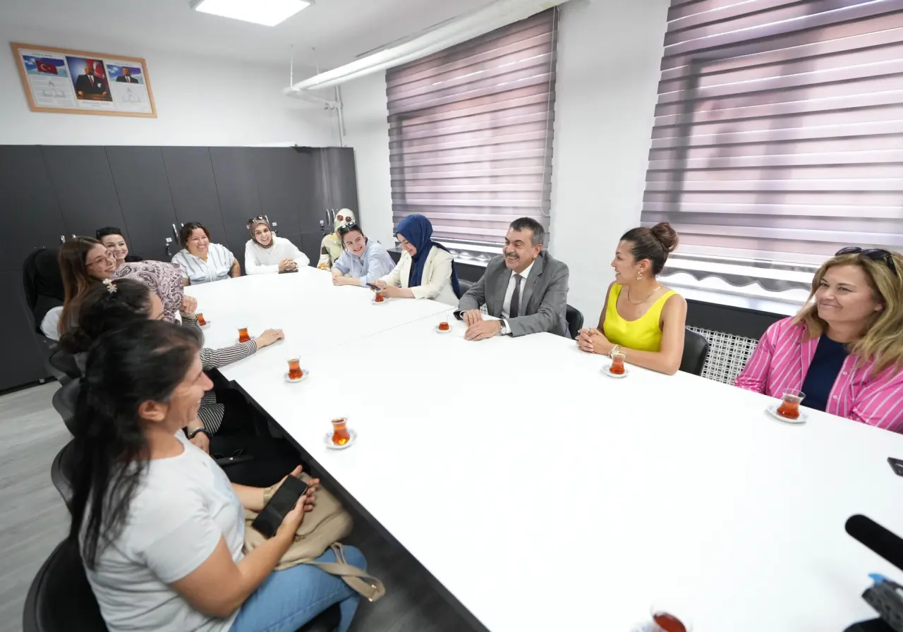 Bakan Tekin'den ilkokula şenlik gibi ziyaret 3