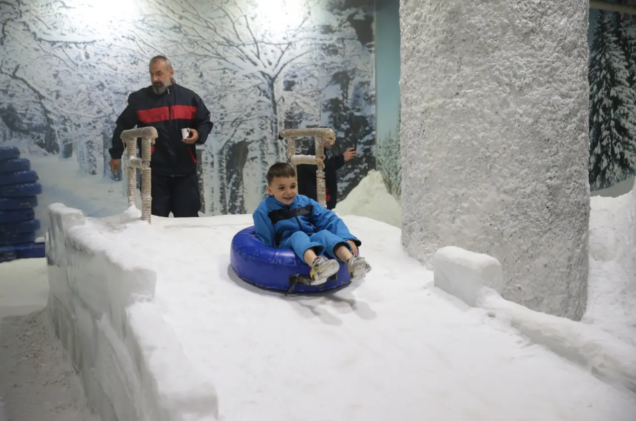 Antalya sıcaklarında buz gibi deneyim: Tatilcilerin yeni gözdesi Kar Dünyası ve Buz Müzesi 1