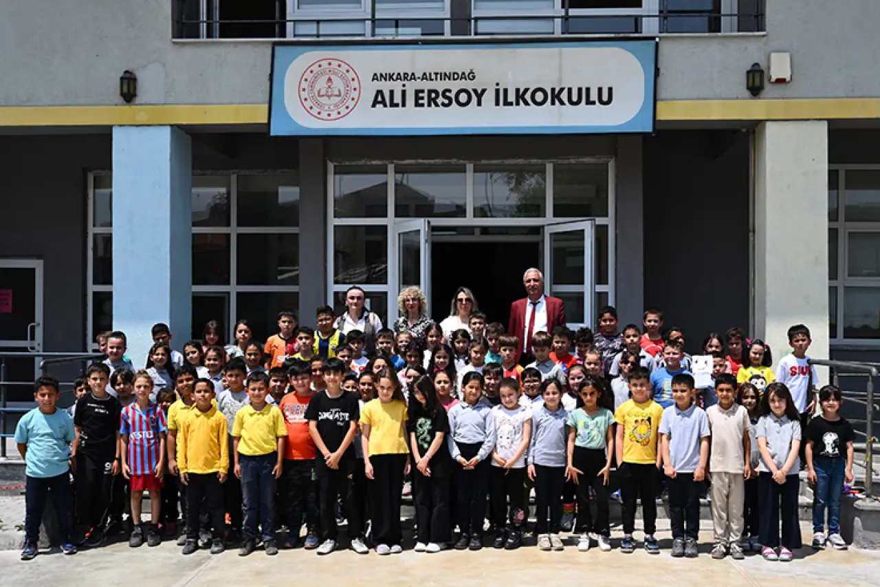 Askıda oyuncak ve kıyafetle miniklerden büyük mesaj 1