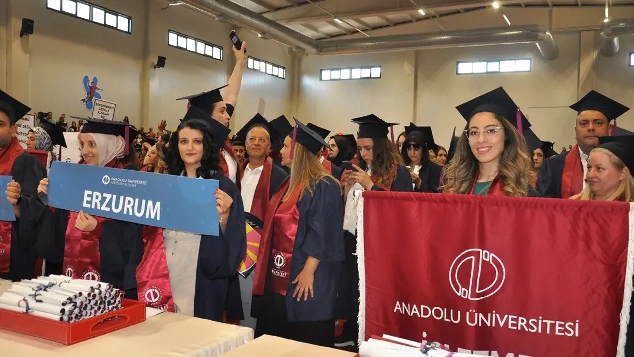 Anadolu Üniversitesi’nde her yaşa mezuniyet coşkusu 1