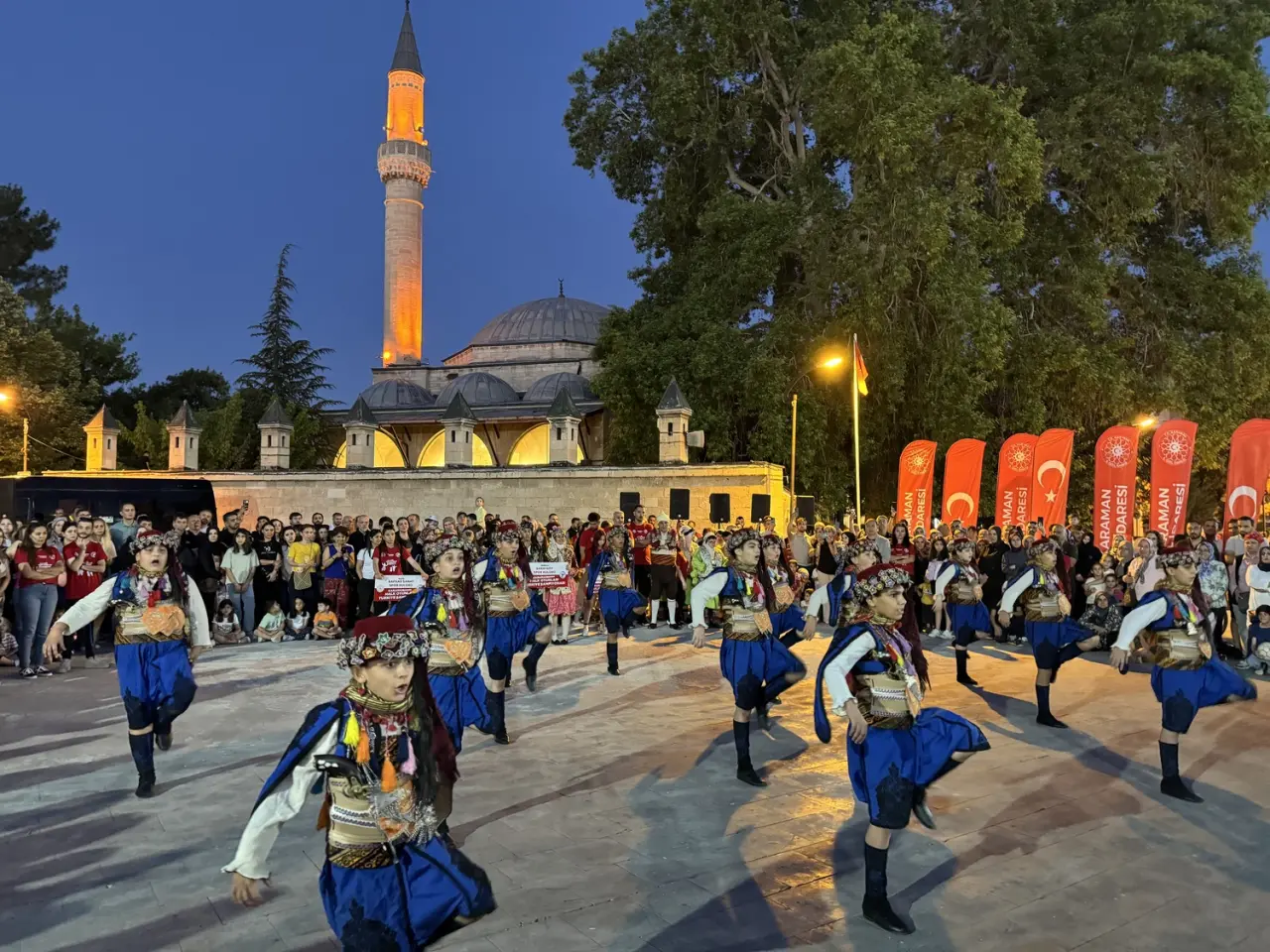Halk oyunları coşkusu Karaman sokaklarında 3