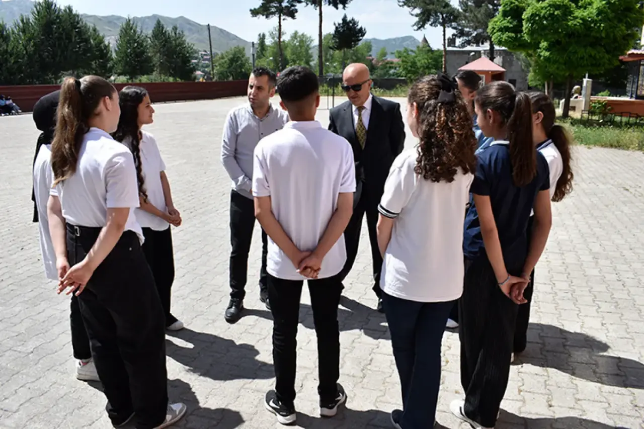 Öğrencileriyle aynı okulda çalışan öğretmen: 37 yıllık vefa 2