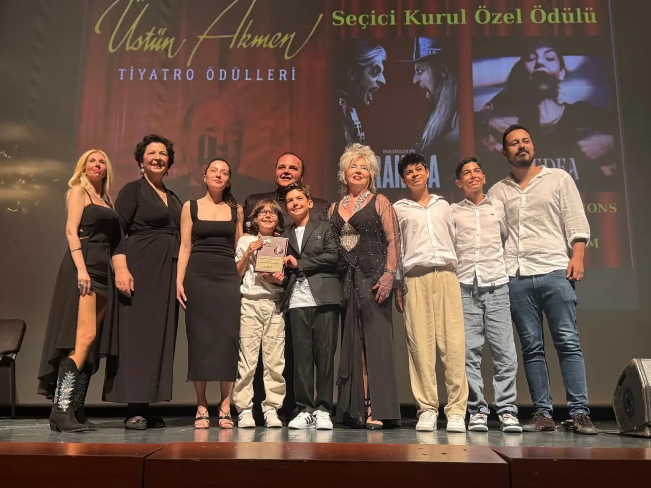 Tiyatroya umut aşılayan gece: 9. Üstün Akmen Ödülleri sahiplerini buldu! 5
