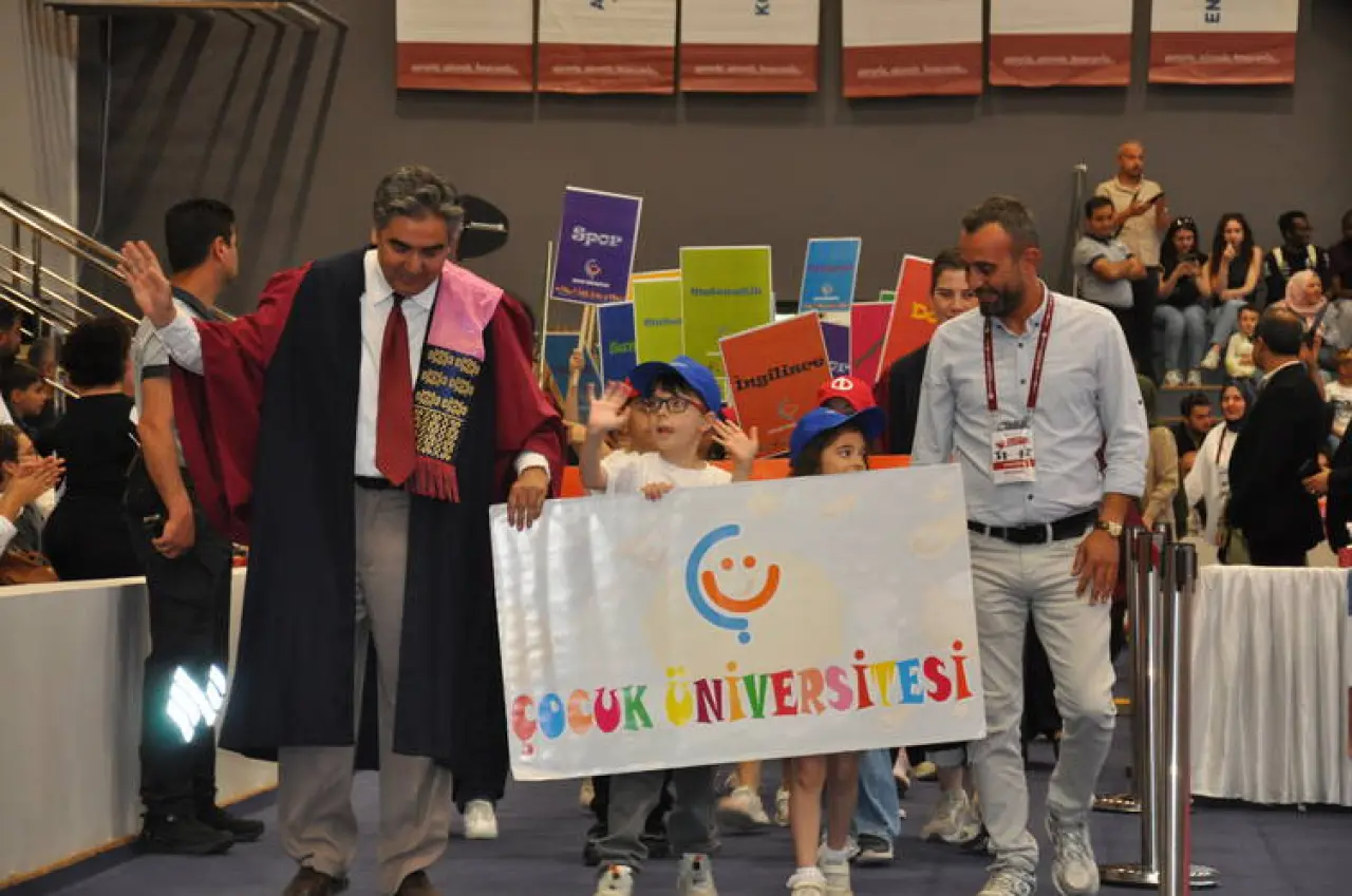 Anadolu Üniversitesi’nde her yaşa mezuniyet coşkusu 2