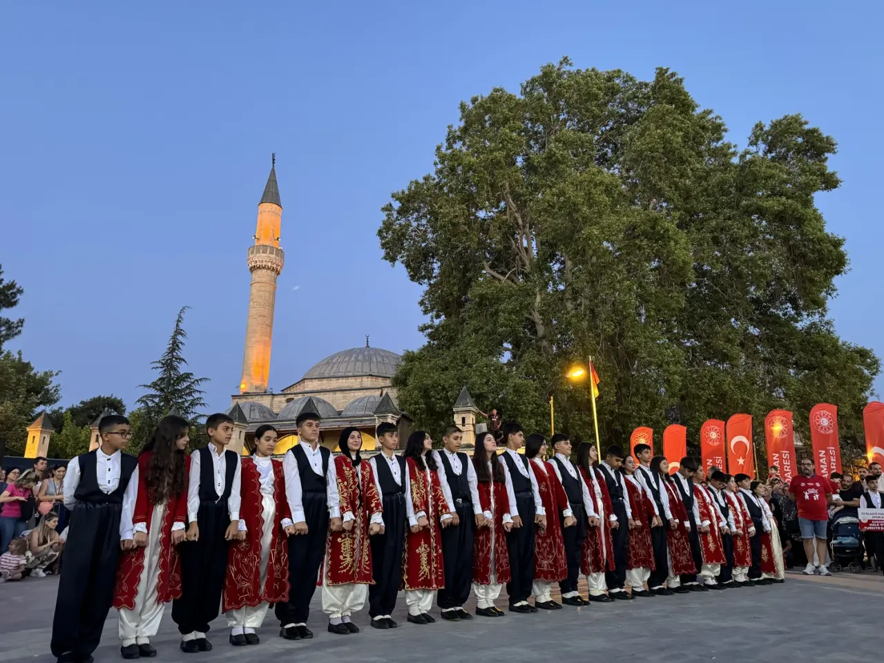 Halk oyunları coşkusu Karaman sokaklarında 2