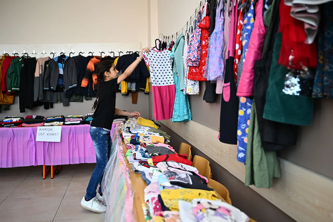 Askıda oyuncak ve kıyafetle miniklerden büyük mesaj 3