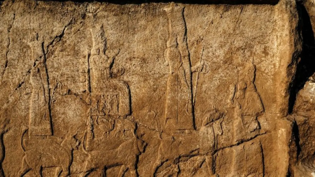 Asur’un 12 tonluk dev kabartması ortaya çıktı 3