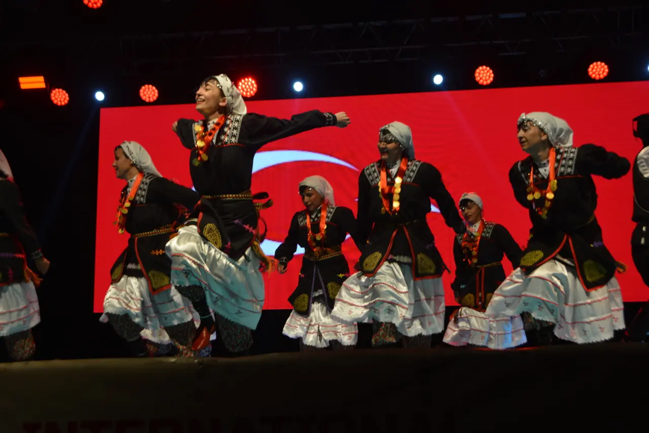 10.Uluslararası Halk Oyunları festivali coşkuyla başladı 3
