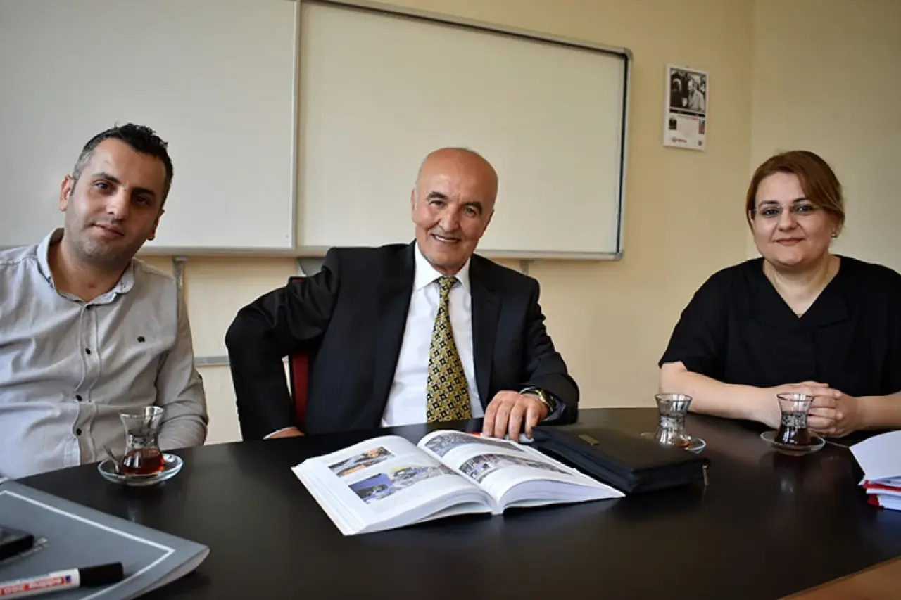 Öğrencileriyle aynı okulda çalışan öğretmen: 37 yıllık vefa 5