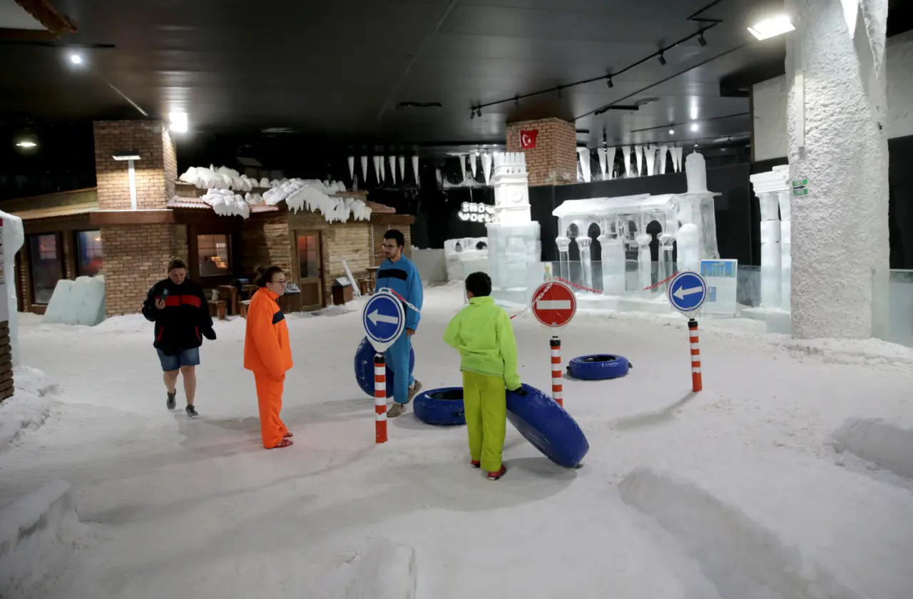 Antalya sıcaklarında buz gibi deneyim: Tatilcilerin yeni gözdesi Kar Dünyası ve Buz Müzesi 3