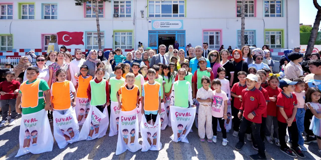 Bakan Tekin'den ilkokula şenlik gibi ziyaret 4