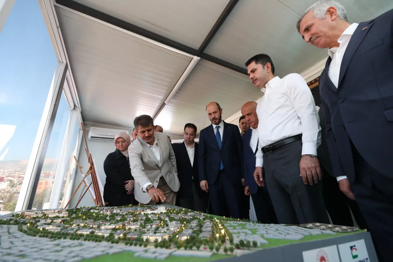 Deprem bölgesinde büyük başarı: 250 bin aile yeni yuvasına kavuştu! 6