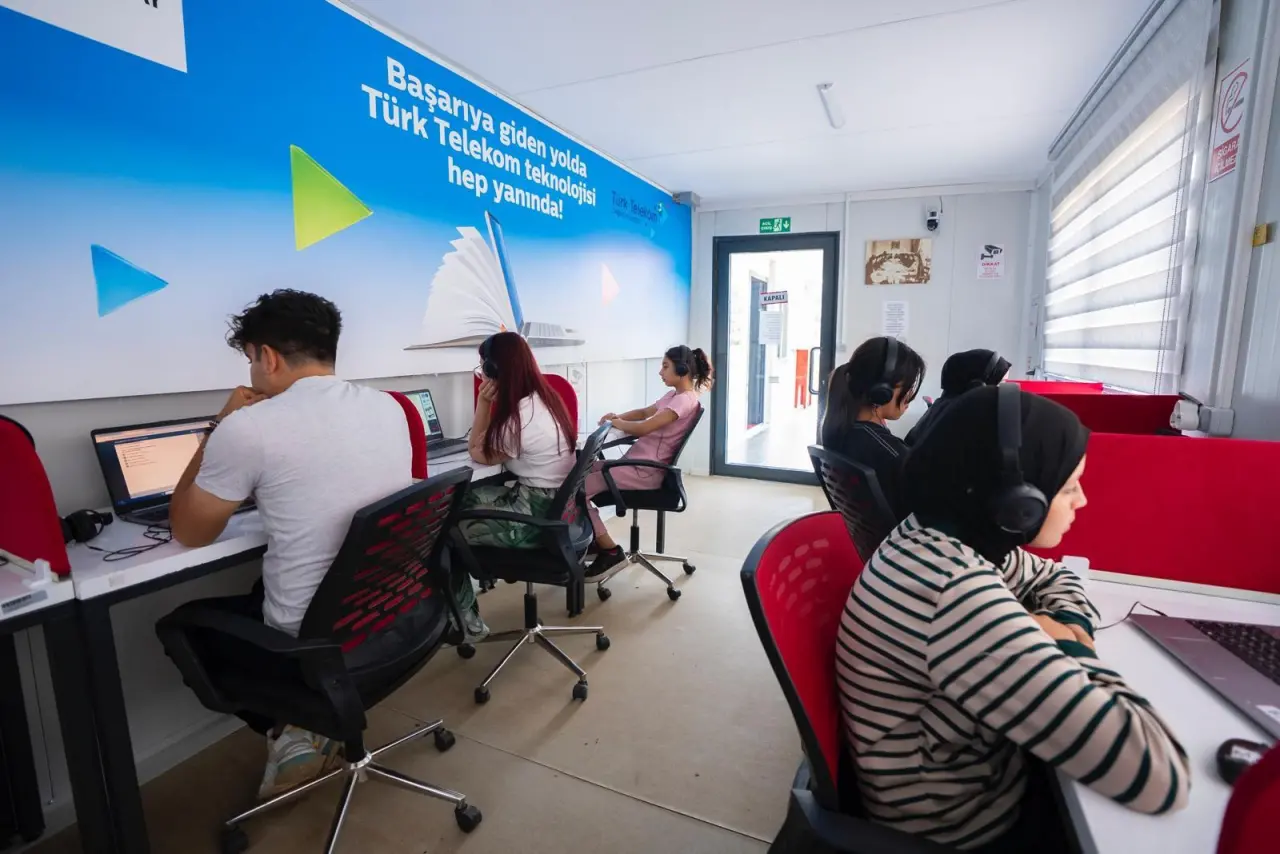 Deprem bölgesinde 80 Bine Yakın Öğrenci LGS ve YKS’ye 100. Yıl Kütüphaneleri’nde Hazırlandı 2