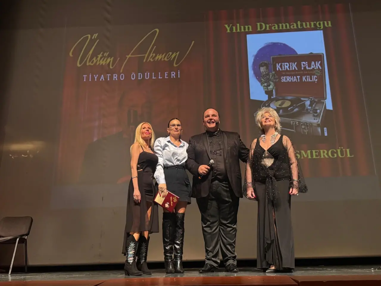 Tiyatroya umut aşılayan gece: 9. Üstün Akmen Ödülleri sahiplerini buldu! 7