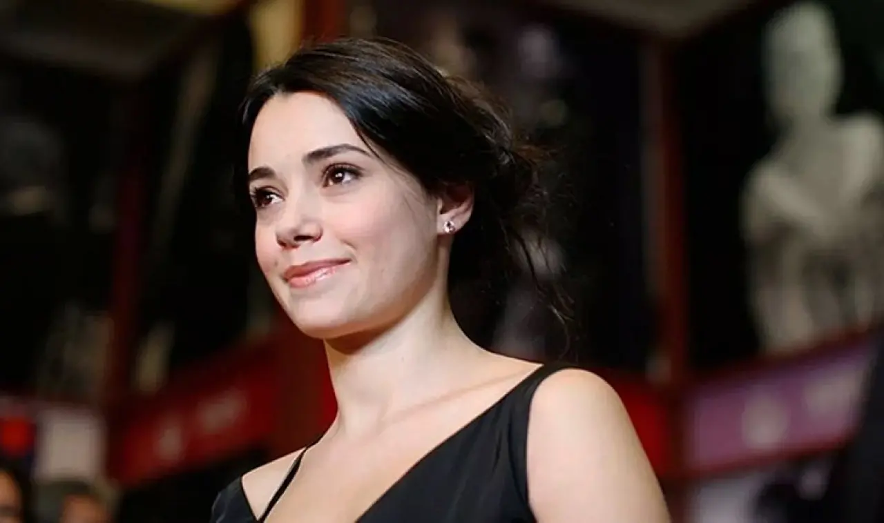 Kıskanmak Başrolü Özgü Namal Kimdir, Aslen Nereli, Kaç Yaşında, Boyu ve Kilosu? İşte Hayatı ve Kariyeri 5