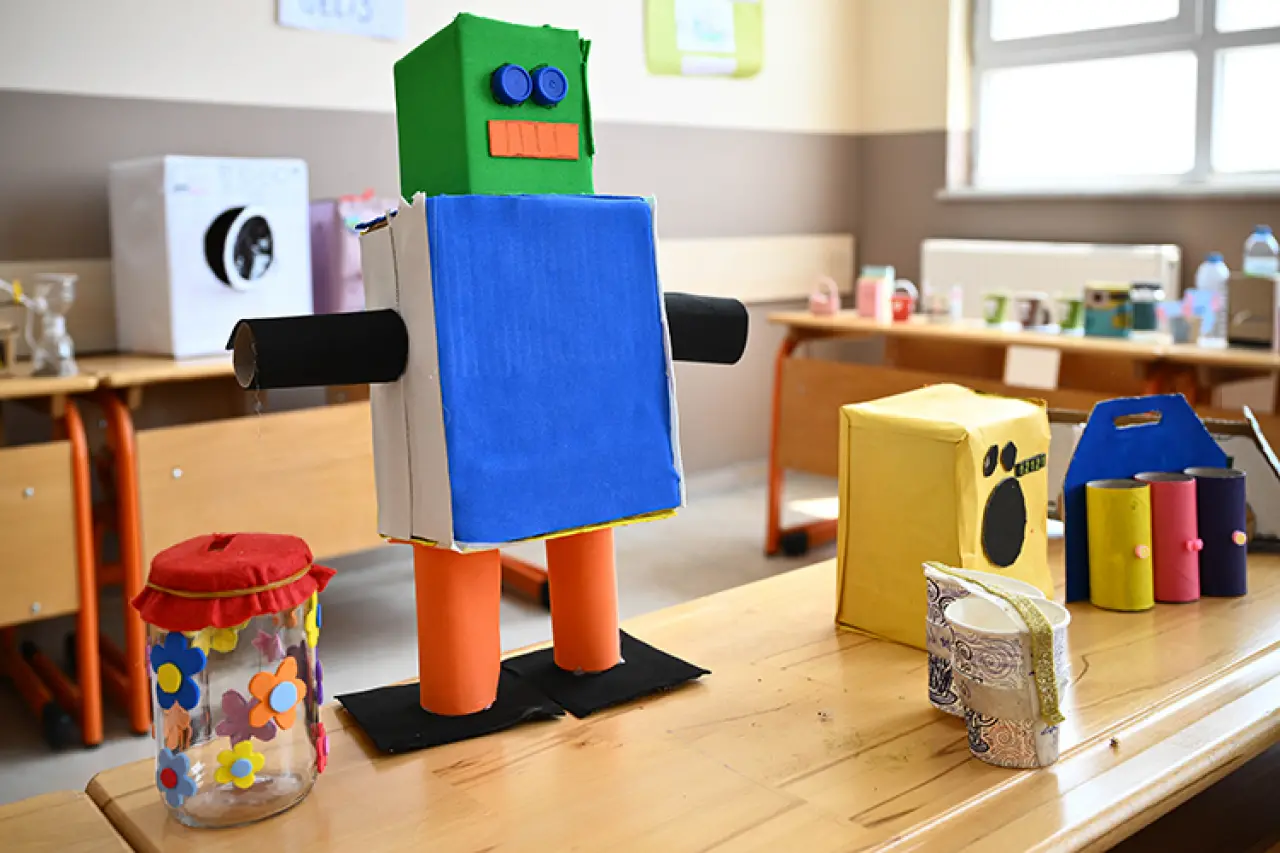 Askıda oyuncak ve kıyafetle miniklerden büyük mesaj 4