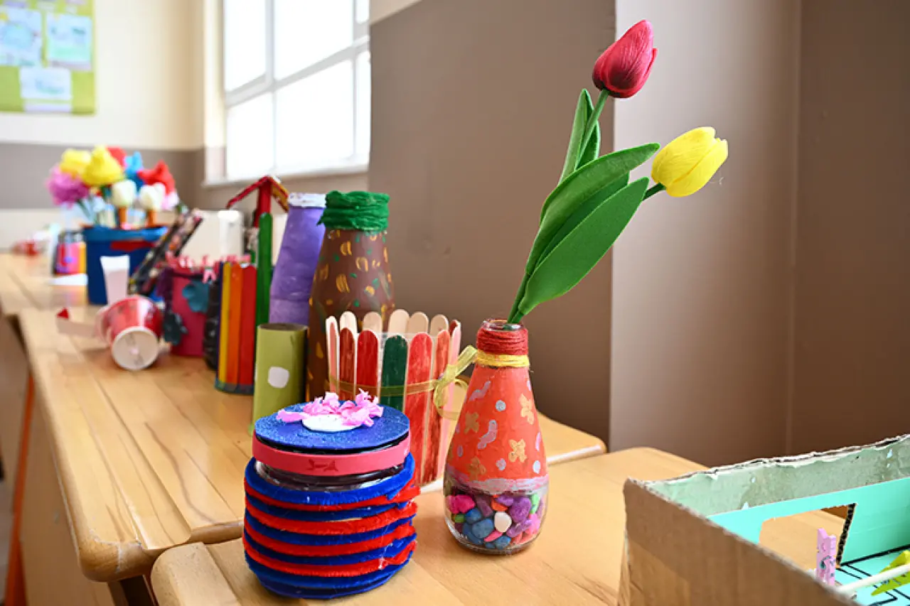 Askıda oyuncak ve kıyafetle miniklerden büyük mesaj 2