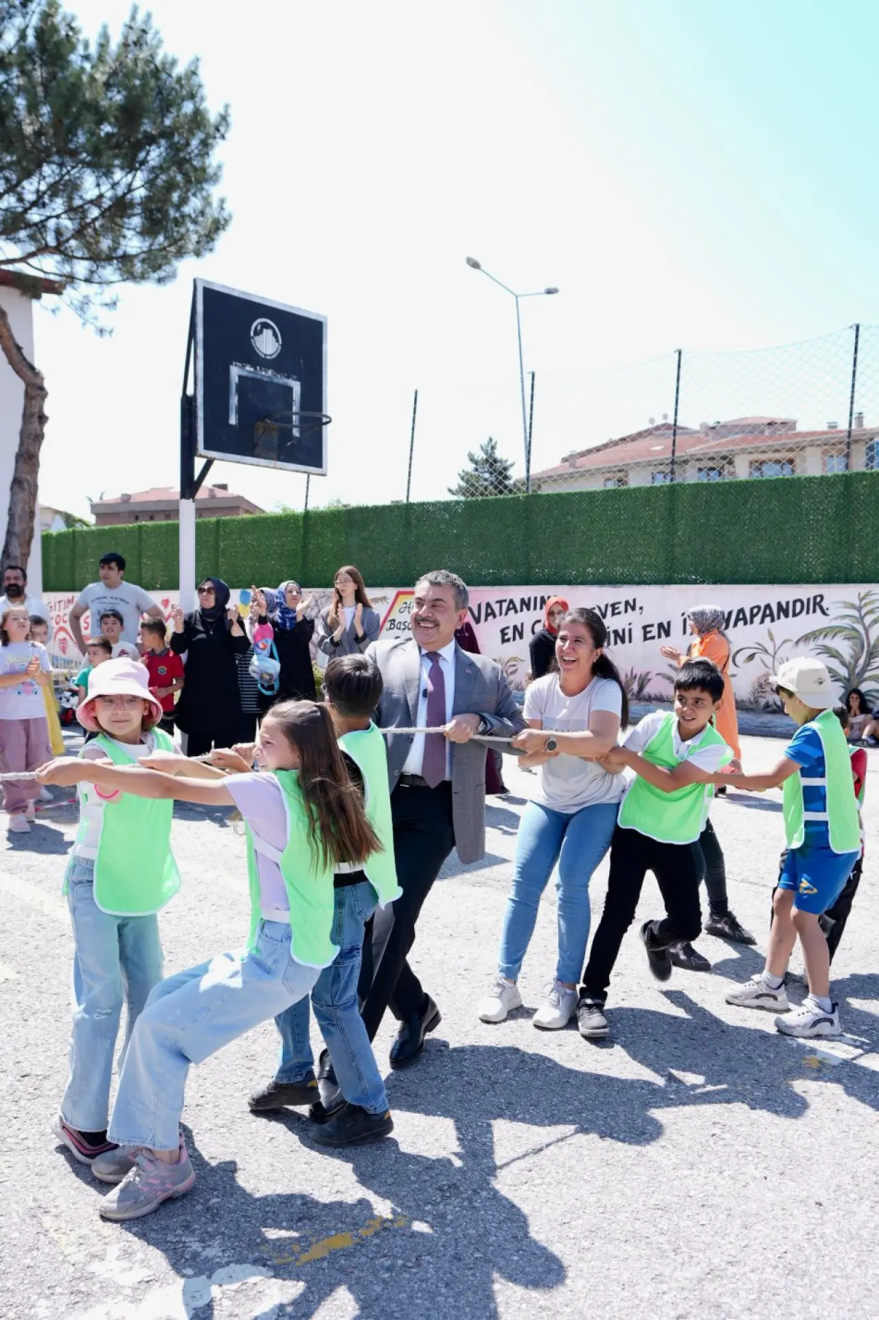 Bakan Tekin'den ilkokula şenlik gibi ziyaret 5